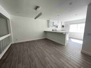 6238 1/2 Shoup Ave in Los Angeles, CA - Building Photo - Building Photo
