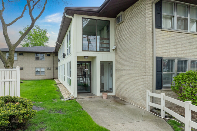 Eagle Ridge Condominium in Highland, IN - Building Photo - Building Photo