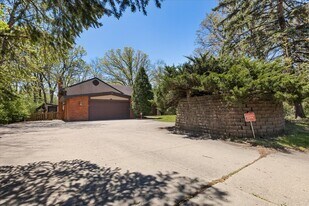 33 Half Day Rd in Lincolnshire, IL - Building Photo