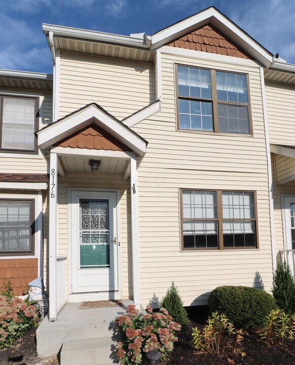 8176 Rochester Way in Westerville, OH - Building Photo