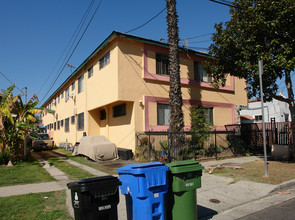 Royal Capri Apartment in Los Angeles, CA - Building Photo - Building Photo