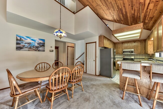 2211 Lupine Trail in South Lake Tahoe, CA - Foto de edificio - Building Photo