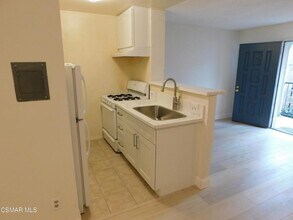 6213 Whitsett Ave in Los Angeles, CA - Building Photo - Building Photo