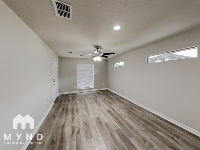 235 E Lambert St in San Antonio, TX - Building Photo - Building Photo