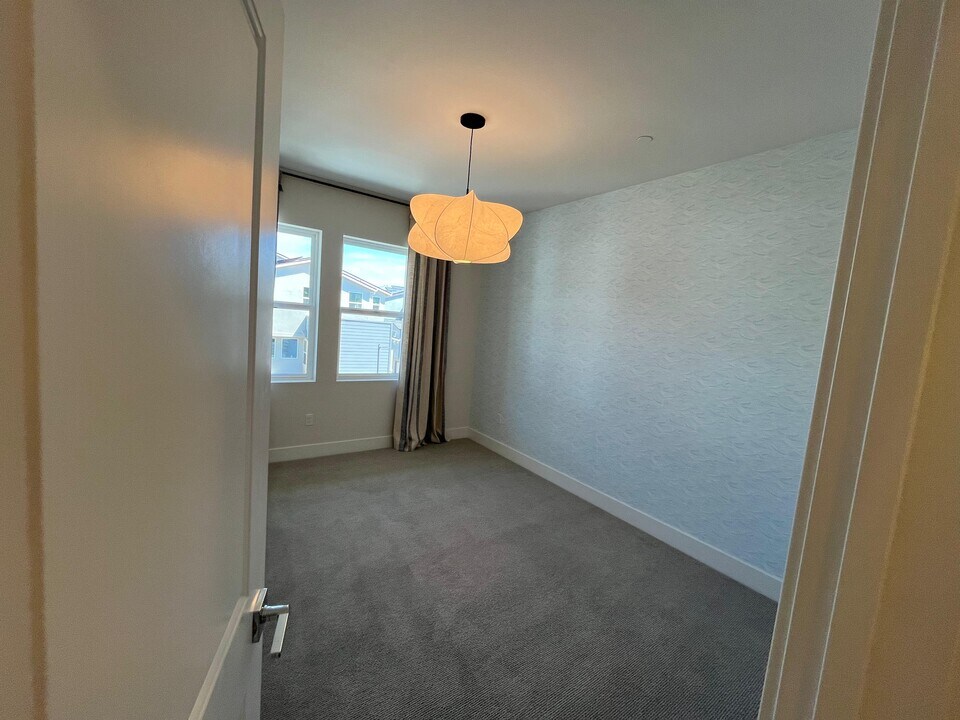 5592 Holly Bay Ave, Unit C in Dublin, CA - Building Photo