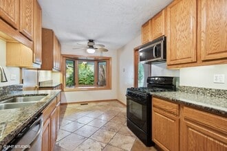 234 S Cedarcrest Dr in Schaumburg, IL - Building Photo - Building Photo