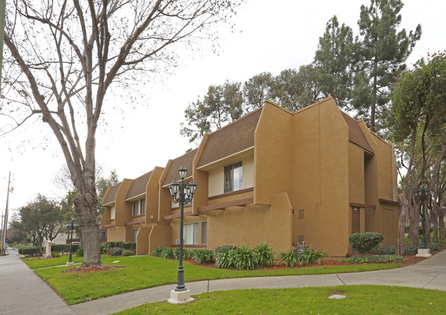 San Jose Garden Apartments in San Jose, CA - Building Photo - Building Photo