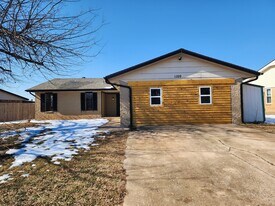 1109 S Bouziden Dr in Moore, OK - Building Photo