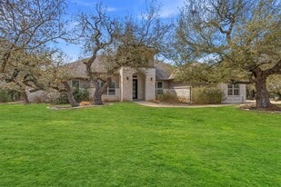468 Lloyd Ln in Dripping Springs, TX - Building Photo