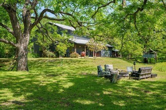 800 Spur 191 in Spicewood, TX - Foto de edificio - Building Photo