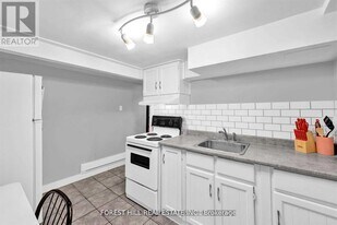 996 Bayview Ave in Toronto, ON - Building Photo