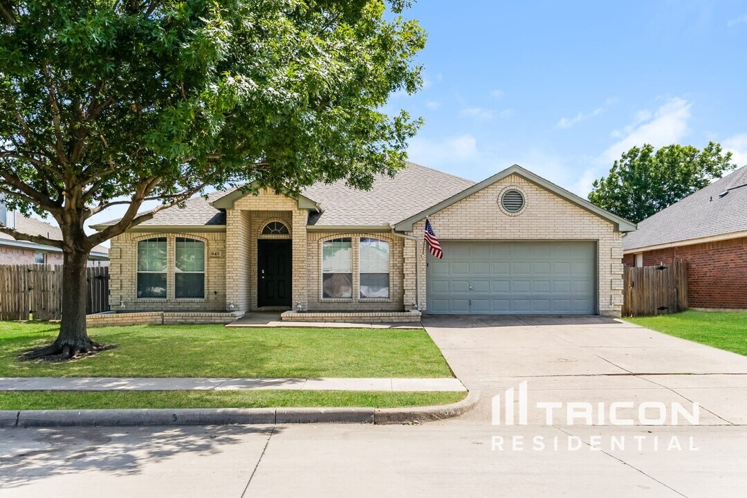 945 Carlin Ln in Burleson, TX - Building Photo