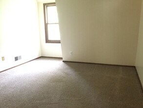 8911-B N 95th St in Milwaukee, WI - Foto de edificio - Building Photo