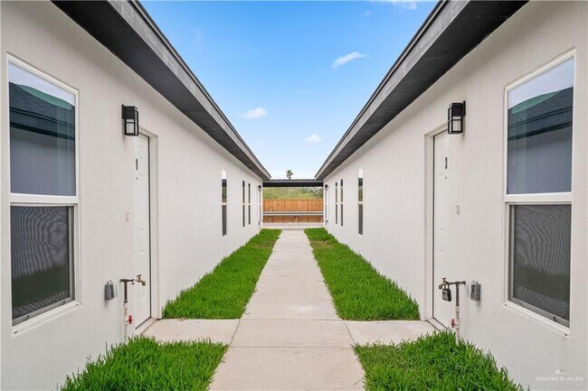 14 N 24th St in McAllen, TX - Foto de edificio - Building Photo