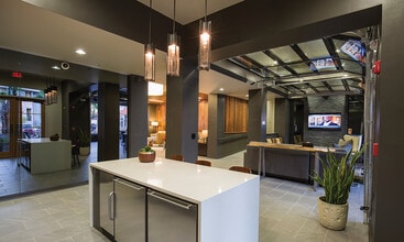 42 Magnolia + 5000 Forest in Columbia, SC - Foto de edificio - Building Photo