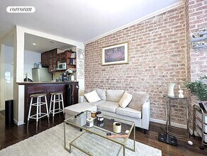 304 E 73rd St in New York, NY - Building Photo - Building Photo