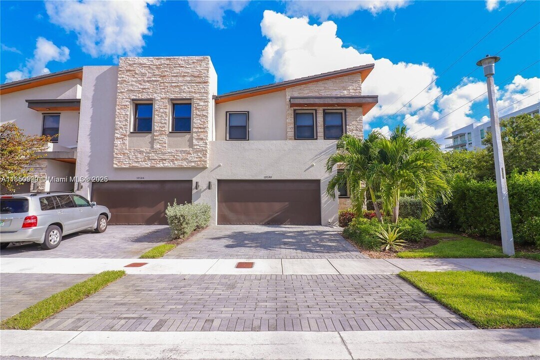 10590 NW 78th Terrace in Doral, FL - Building Photo