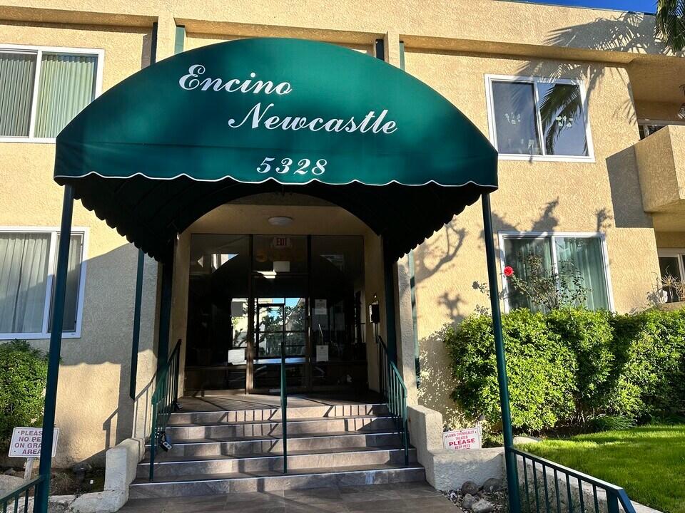 5328 Newcastle Ave, Unit 65 in Encino, CA - Building Photo