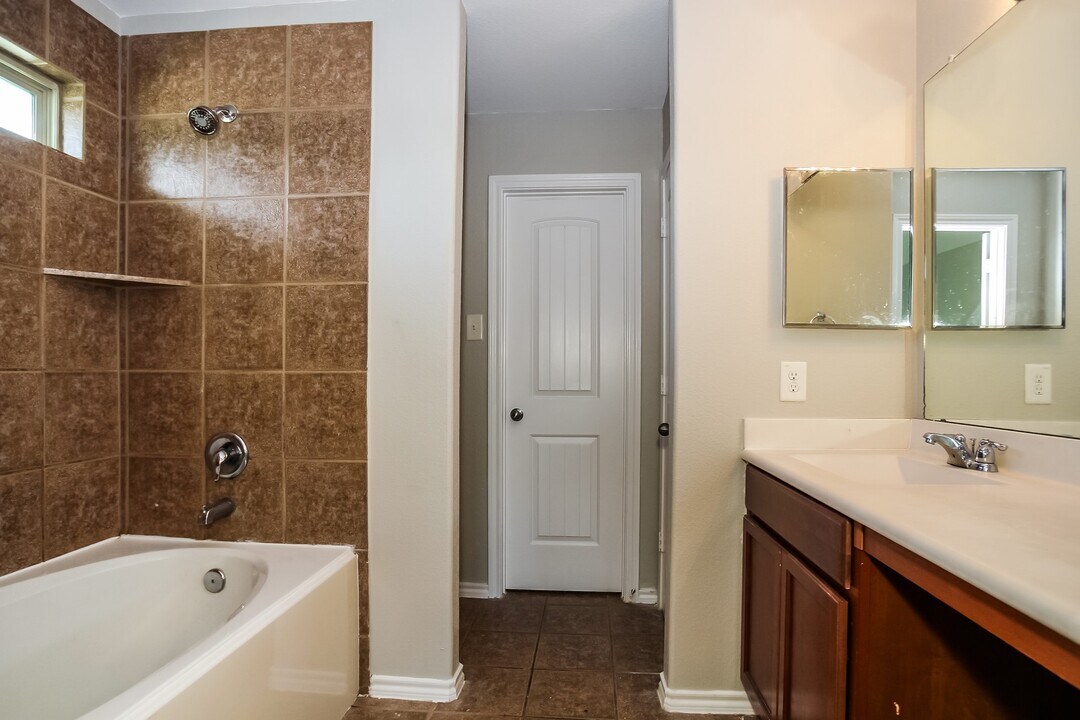 4315 Amaryllis Ave in Baytown, TX - Foto de edificio