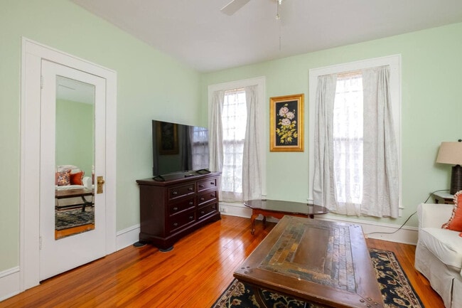 406 NE 7th Ave in Gainesville, FL - Foto de edificio - Building Photo