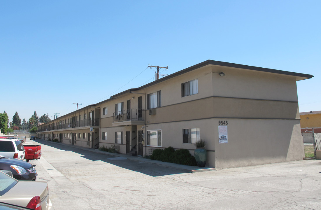 Debann Arms Apartments in Downey, CA - Foto de edificio