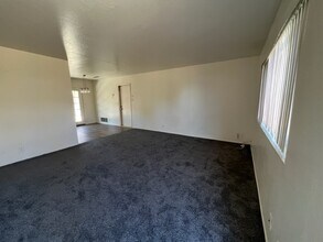 709 W Atkins Ave, Unit A in Ridgecrest, CA - Foto de edificio - Building Photo