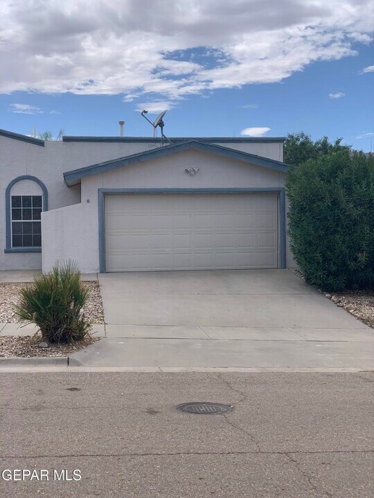 2215 King James Pl in El Paso, TX - Building Photo