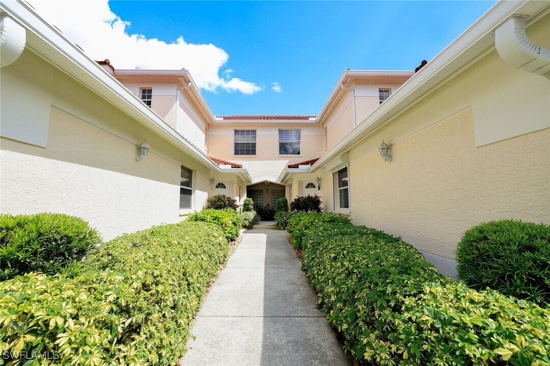 630 Lalique Cir in Naples, FL - Building Photo