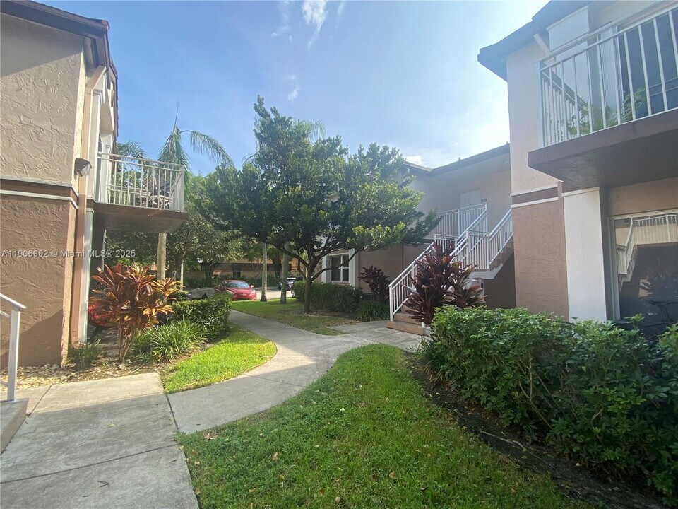 11232 SW 12th St in Pembroke Pines, FL - Building Photo