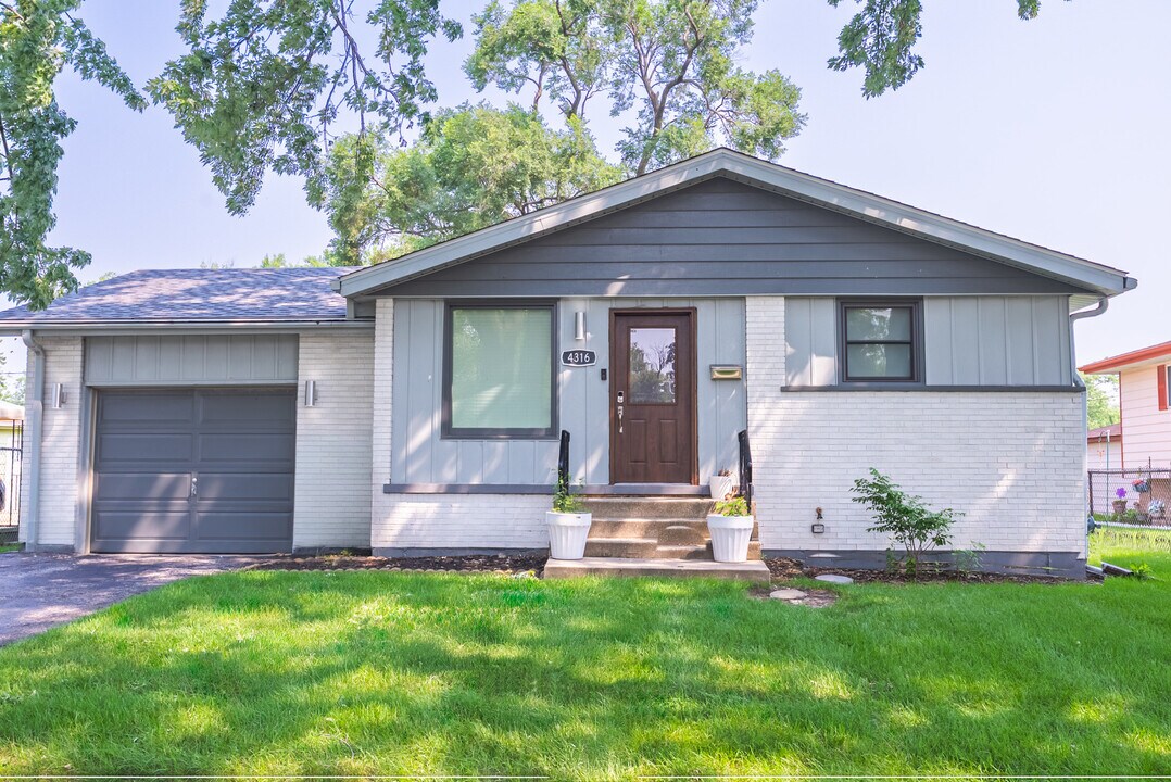 4316 Mann St in Oak Forest, IL - Foto de edificio