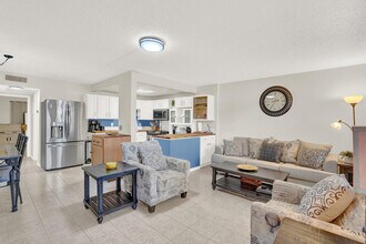 1016 Cambridge A in Deerfield Beach, FL - Building Photo - Building Photo