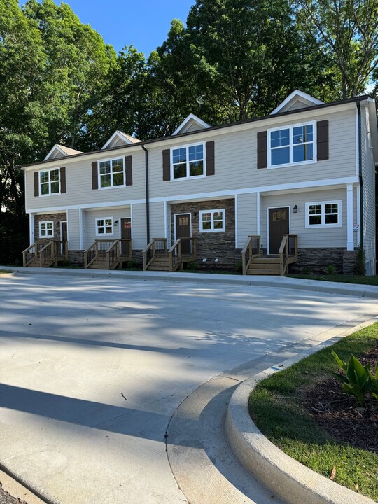 2447 Old Thompson Bridge Rd in Gainesville, GA - Building Photo