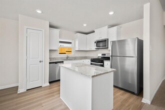 10391 Red Cardinal Dr in Cleveland, TX - Building Photo - Building Photo