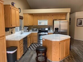 1465 Larkflower Way in Lincoln, CA - Building Photo - Building Photo