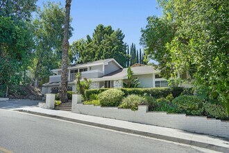 4623 Winnetka Ave in Woodland Hills, CA - Foto de edificio - Building Photo