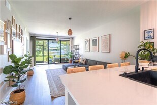15126 Palmer Lake Cir in Naples, FL - Building Photo