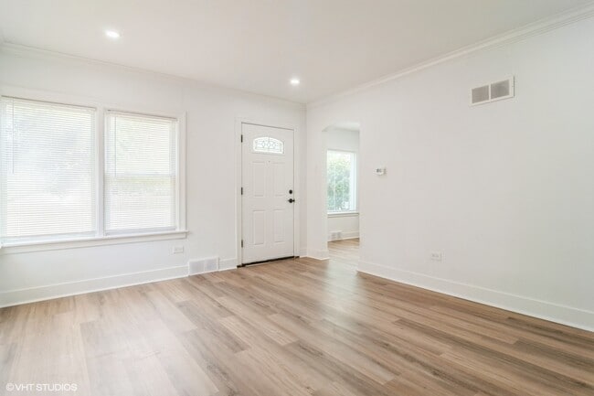5809 N Rogers Ave in Chicago, IL - Building Photo - Building Photo