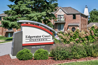 Edgewater Court Apartments in Omaha, NE - Foto de edificio - Building Photo