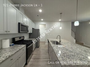 921 Robbie Jackson Ln in Fuquay Varina, NC - Building Photo - Building Photo