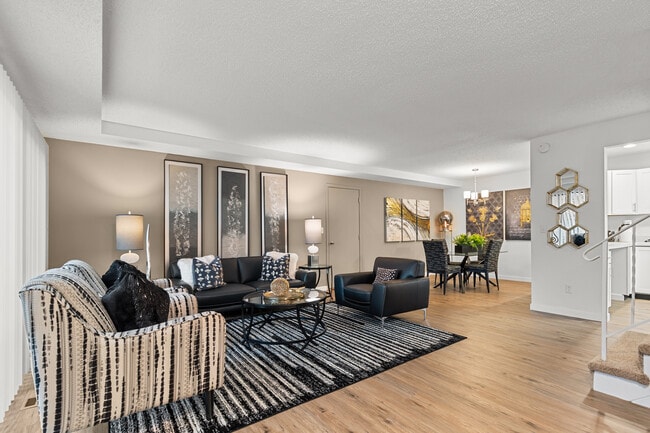 Saddlewood Park in Minnetonka, MN - Foto de edificio - Building Photo