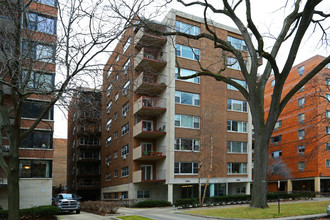 The Evanstonian in Evanston, IL - Foto de edificio - Building Photo