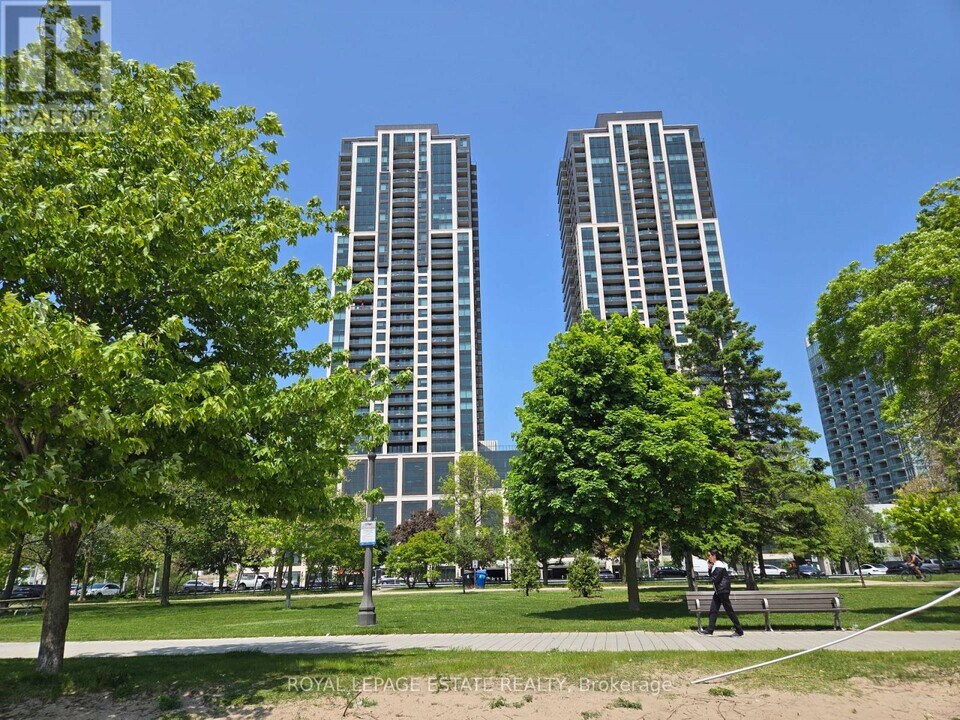1928-1928 Lake Shore Blvd W in Toronto, ON - Building Photo