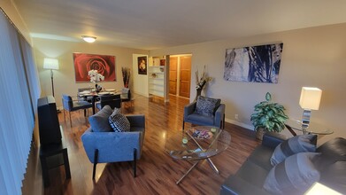 Lakeview Apartments in Seattle, WA - Building Photo - Building Photo