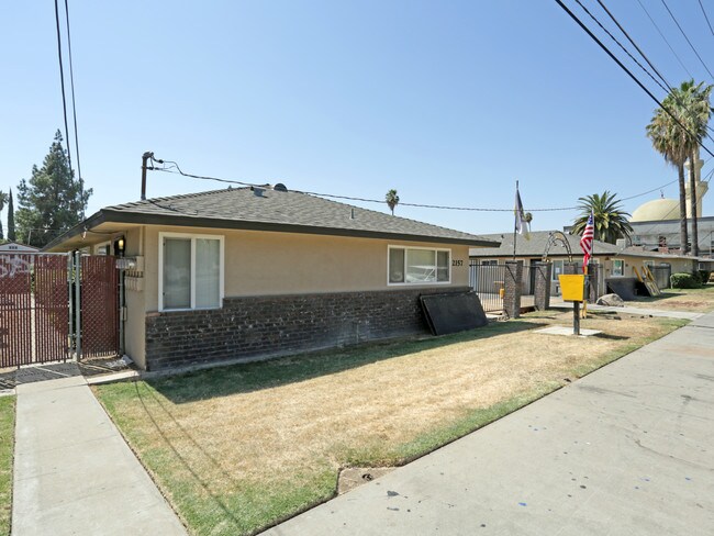 2141-2157 E Shaw Ave in Fresno, CA - Building Photo - Building Photo