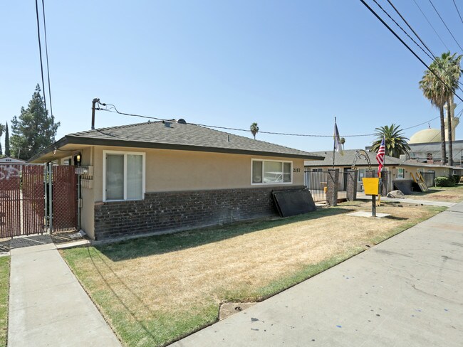 2141-2157 E Shaw Ave in Fresno, CA - Foto de edificio - Building Photo