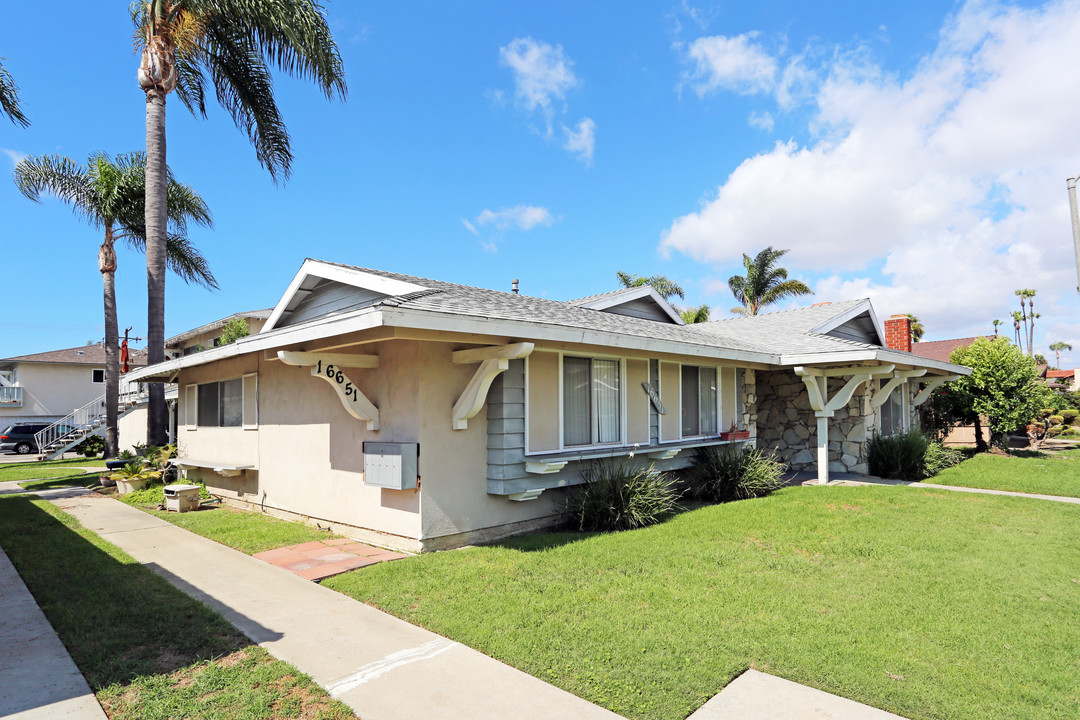 16651 Bartlett Ln in Huntington Beach, CA - Foto de edificio