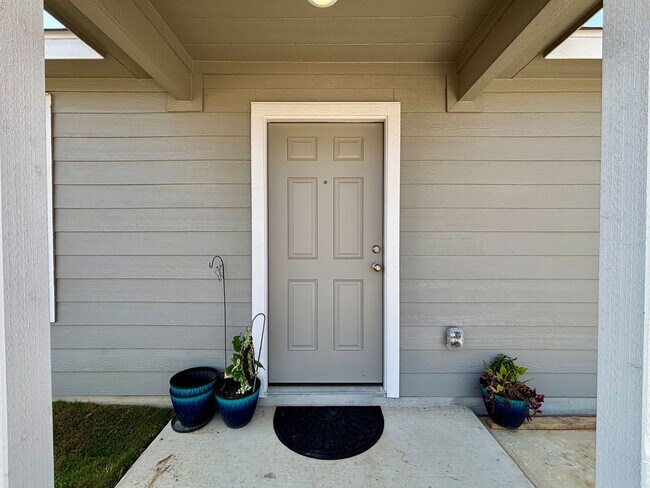 12931 Kathleen St in Saint Hedwig, TX - Building Photo - Building Photo