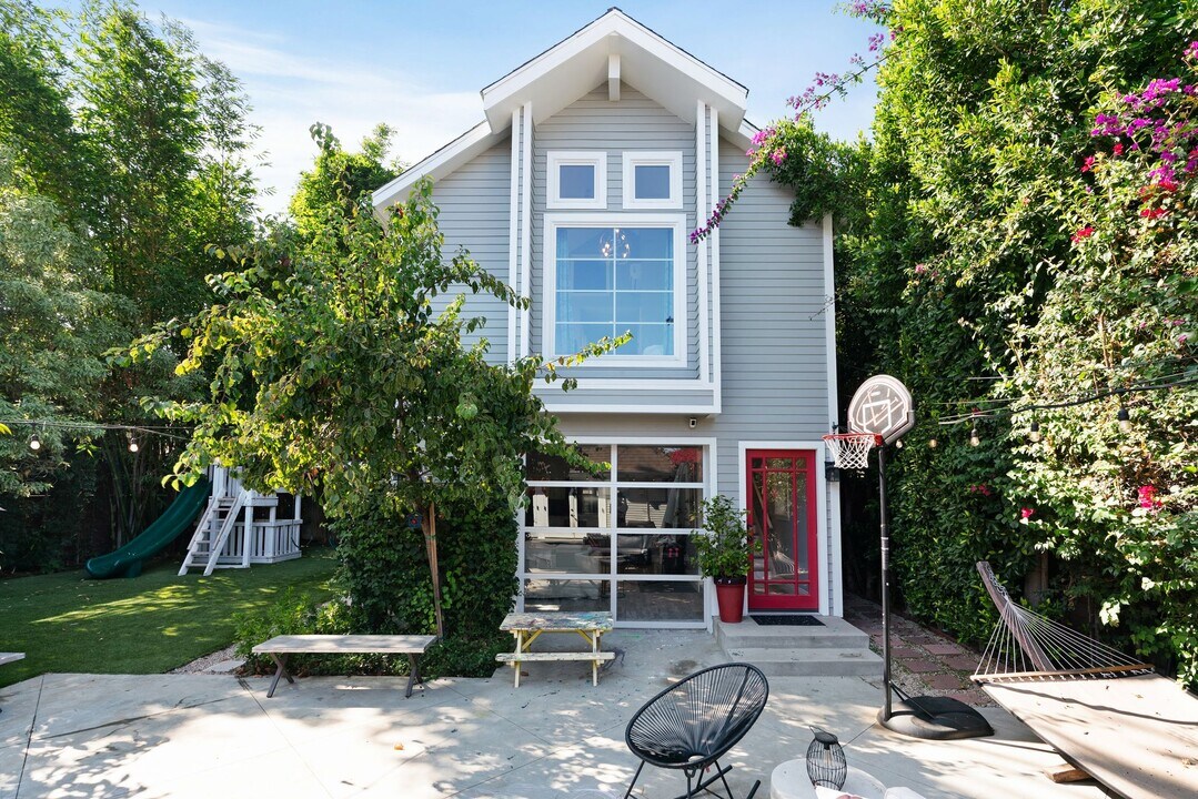 1549 S Ogden Dr in Los Angeles, CA - Building Photo