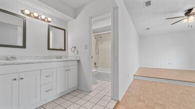 1529 Leicester St in Garland, TX - Foto de edificio - Building Photo