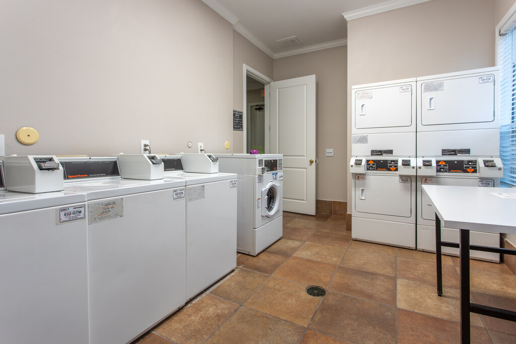 Lakeside Pointe Apartments & Townhomes in Pearland, TX